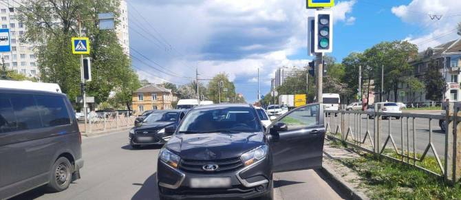 В Брянске на проспекте Московском водитель Lada сбил на переходе 20-летнего парня