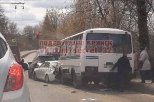 В Брянске учебный автомобиль и похоронный автобус попали в ДТП