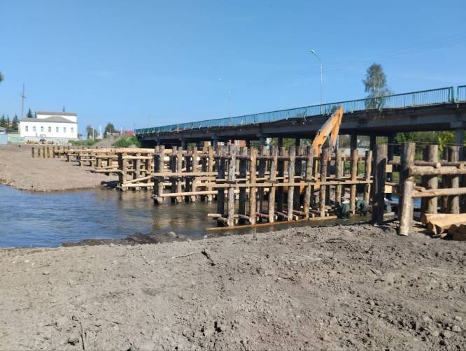 В Почепе продолжается капитальный ремонт моста через реку Судость