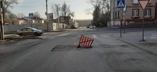 В Брянске на улице Урицкого автомобилистов подстерегает ловушка