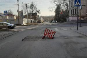 В Брянске на улице Урицкого автомобилистов подстерегает ловушка