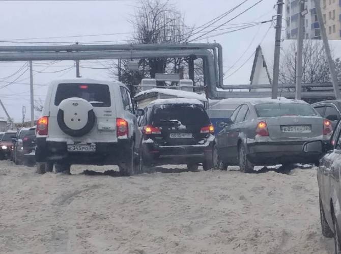 В Брянске у Центрального рынка машины попали в снежный плен