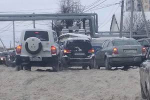 В Брянске у Центрального рынка машины попали в снежный плен