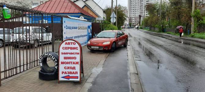 В Брянске иностранец перекрыл своей машиной тротуар