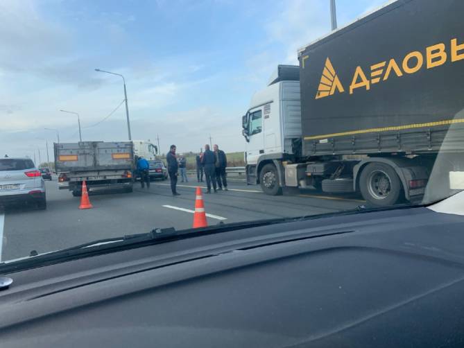 Авария с грузовиком заблокировала платный участок трассы Брянск-Москва