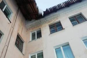 В Брянске убрали смертельные сосульки с крыши дома по улице Ульянова