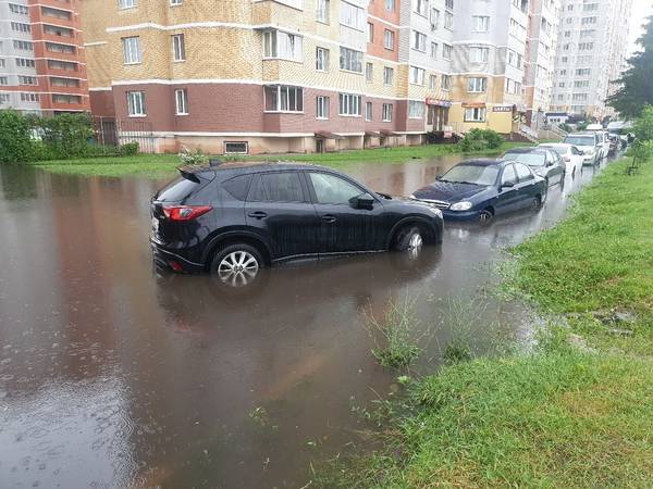 В Брянске на проспекте Станке Димитрова машины утонули в озере