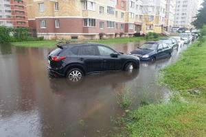 В Брянске на проспекте Станке Димитрова машины утонули в озере
