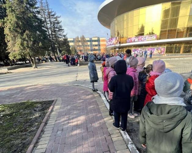 В Брянске массово эвакуировали школы из-за сообщений о бомбах
