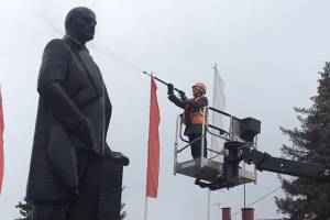 В Брянске помыли Ленина ко Дню города