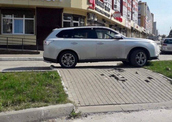 В Брянске автохам перекрыл проход для пешеходов на улице Костычева