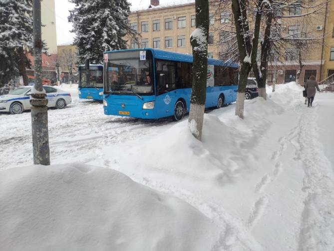 В центр Брянска полицейских свозят синими автобусами