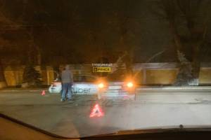 В Брянске на пересечении Ульянова и Комсомольской в аварию попал Uber