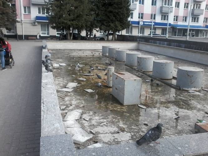 В Брянске начали ремонтировать фонтан на площади Партизан