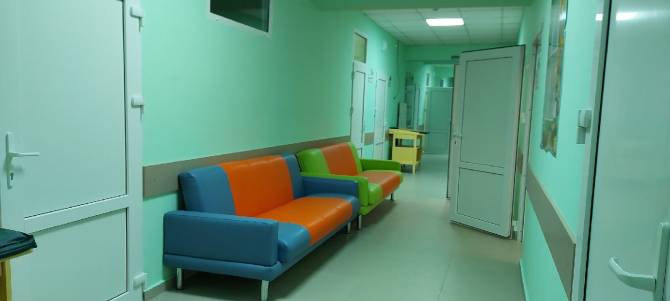 Жителей Климово восхитили разноцветные диванчики в детской поликлинике