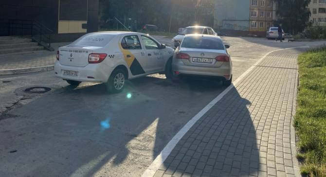 В Брянске машина «Яндекс.Такси» попала в ДТП