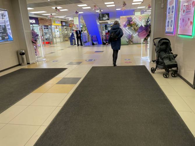 На входах в брянские торговые центры исчезли блокпосты для проверки QR-кодов