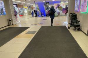 На входах в брянские торговые центры исчезли блокпосты для проверки QR-кодов