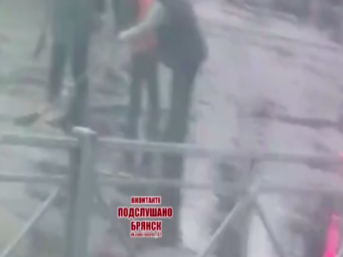 В Брянске сняли на видео подметальщиков луж