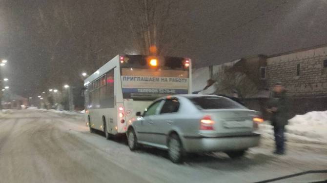 В Брянске на улице Дзержинского легковушка въехала в автобус №48