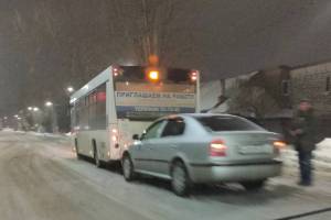 В Брянске на улице Дзержинского легковушка въехала в автобус №48