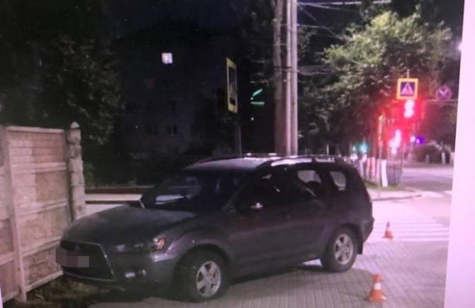 В Брянске стоявшего на тротуаре мужчину сбила 21-летняя девушка на Mitsubishi