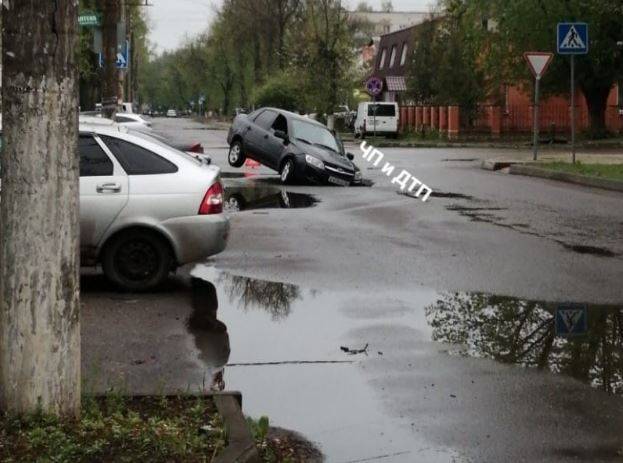 В Брянске автомобиль провалился в яму посреди дороги