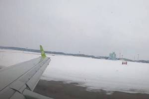 Брянец снял на видео авиаперелет из заснеженной Москвы