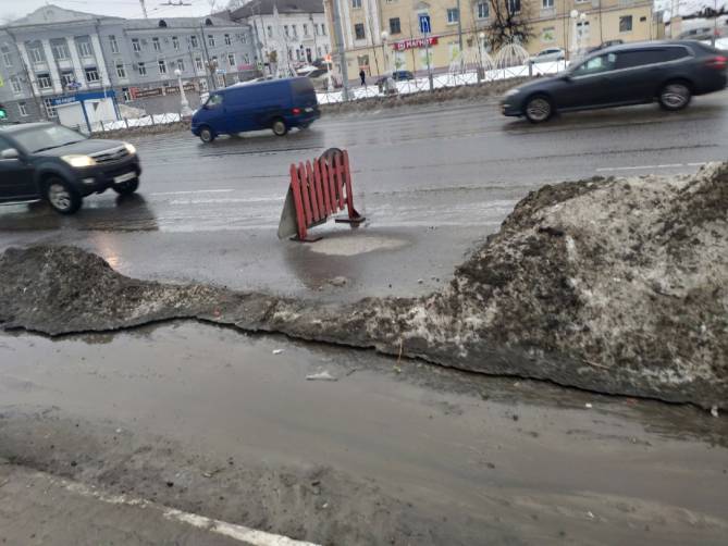 В Брянске снежный памятник безответственности дорожников сузил улицу Калинина