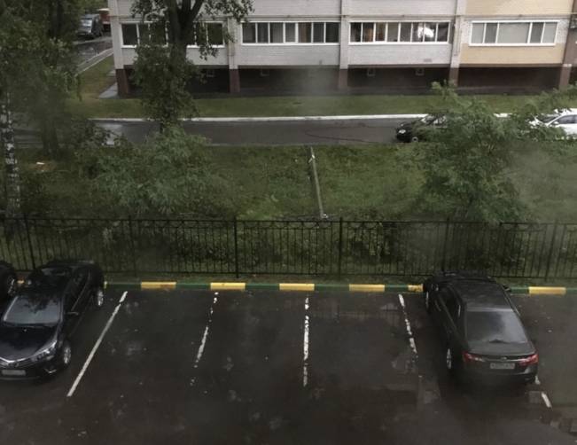 В Брянске на улице Чкалова из-за урагана упал столб