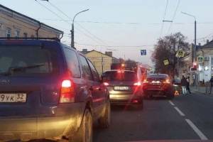 Брянск встал в огромной пробке из-за аварии на улице Калинина