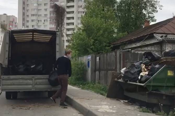 В Брянске юрлица выгружают мусор в бункеры для населения