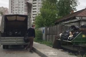 В Брянске юрлица выгружают мусор в бункеры для населения