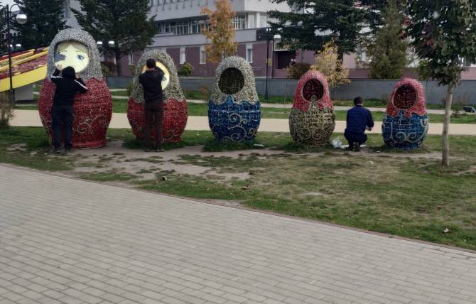 В Брянске сделали пластику лица матрёшкам на Набережной