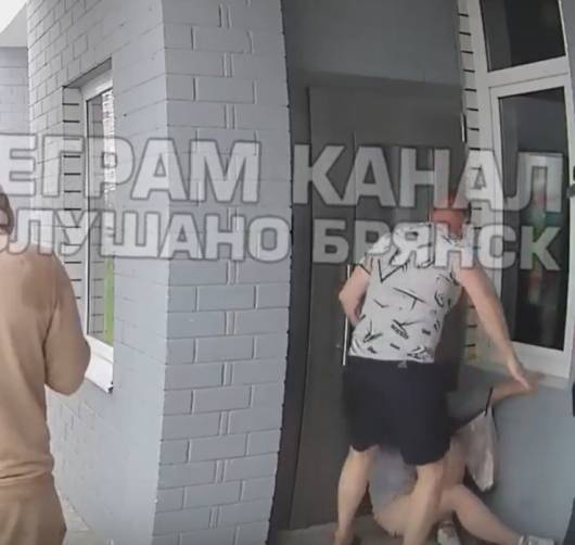 В Брянске возле подъезда многоэтажки мужчина жестоко избил девушку