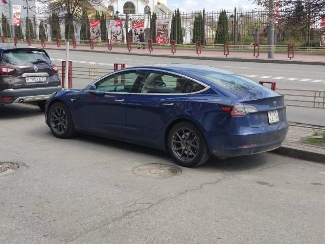 В Брянске заметили знаменитый электромобиль Tesla