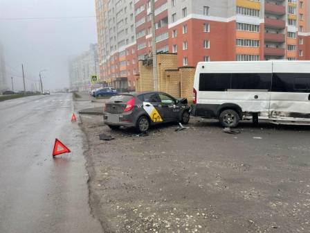 В Брянске пассажир Яндекс.Такси разбил голову в ДТП с маршруткой