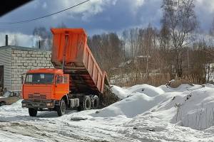 В Путевке водитель КАМАЗа устроил свалку за птицефабрикой «Снежка» 