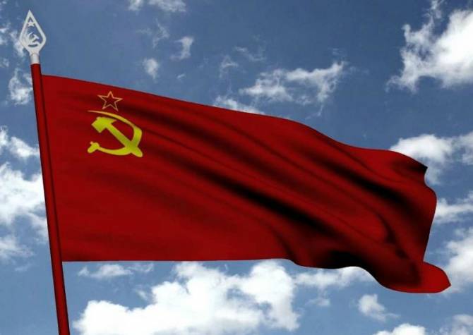 Брянский космонавт попросил Путина вернуть на 9 мая флаг СССР