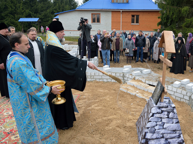 В Клинцах освятили закладной камень храма в честь Пресвятой Богородицы