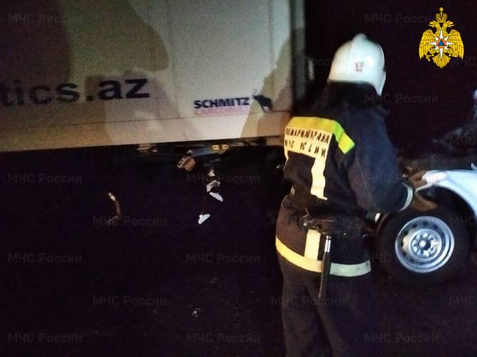 На брянской трассе столкнулись легковушка и грузовик: пострадавших вырезали из авто