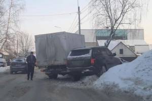 В Брянске фургон и легковушка после аварии застряли в сугробе