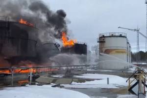 Из-за атаки ВСУ в Клинцах загорелись 4 резервуара с нефтепродуктами