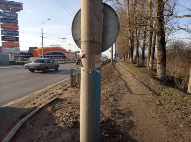 В Брянске рядом с ТРЦ «Аэропарк» заметили странные дорожные знаки