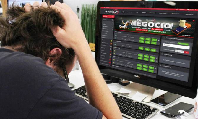 Брянский полицейский-игроман обманом набрал у девушки долгов на миллион рублей