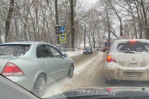 В Брянске водитель иномарки едва не устроил лобовое столкновение