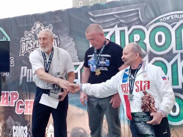 Брянский пауэрлифтер завоевал серебро и бронзу на чемпионате Европы