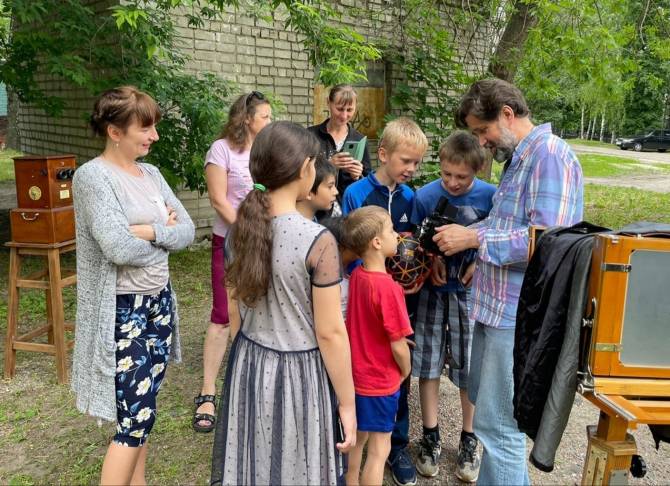В Брянске детям из Донбасса показали старинные фотокамеры