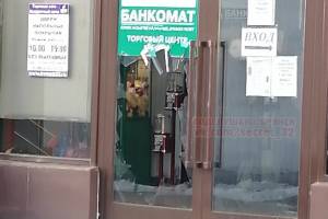 В Брянске неадекватный покупатель разбил стеклянную дверь магазина «Светофор»