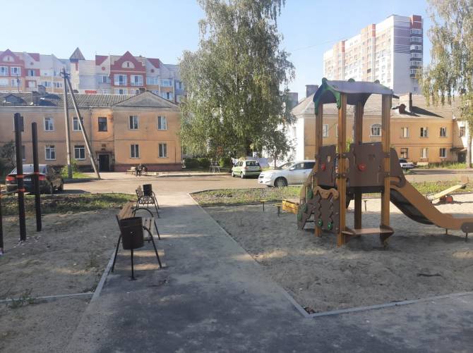 В Брянске завершается ремонт двора между домами по улицам Пушкина и Энгельса